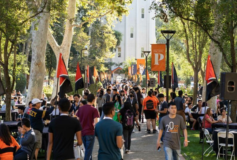 students on Knoles Lawn